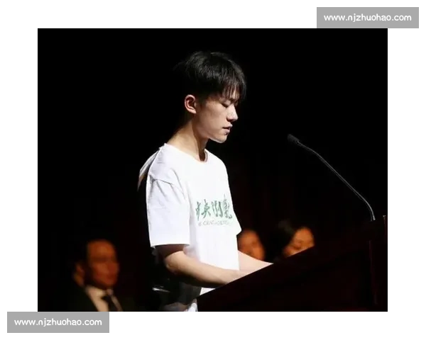 千玺的毕业礼迟到三年:穿学士服赴宴,终于圆满 千玺的毕业礼迟到三年:穿学士服赴宴,终于圆满